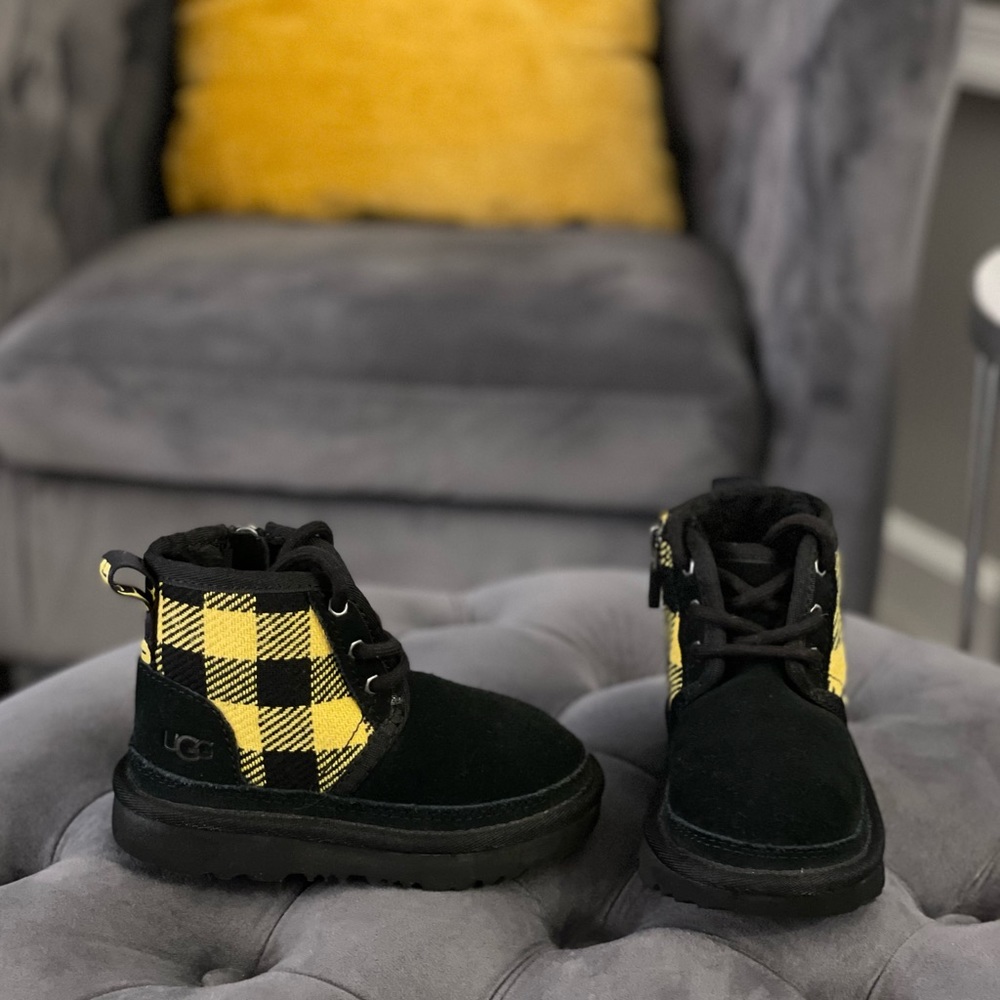 Uggs |Size 7 US| Kids - Picture 1 of 10